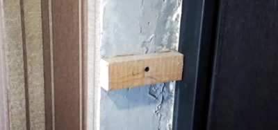 Как заделать щели в проеме после установки входной двери