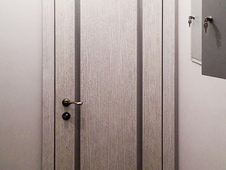Однопольная белая дверь с фрезеровкой