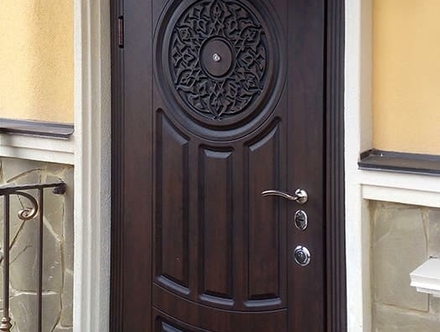 Парадная дверь для коттеджа